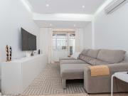 T2 Totalmente Remodelado com Terraço de 47m² no Coração...