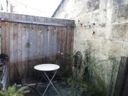 T3 AVEC TERRASSE dans rue calme