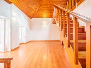 T3 com 85m2 distribuídos em 2 pisos e mezanino equipado...