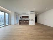 T3 com varanda, parqueamento e arrecadação individual,...