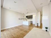 T3 Remodelado com 2 Suites e Varanda na Av. Almirante Reis