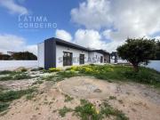 T3 Térrea com Piscina, inserida em lote de terreno de...