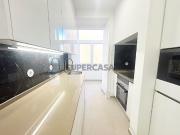 T3 totalmente remodelado com varanda na Av. General Roçadas