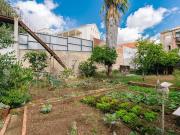 T4 com jardim, para remodelação total, em Campolide