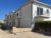 T4 Condomnio com trs moradias, garagem e piscina comum...