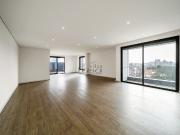 T4 de cobertura com amplo terraço na Avenida da Boavista