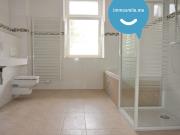 Tageslichtbad mit Wanne und Dusche • modernes Laminat •...