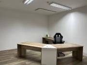 teilmöbliertes, kleines Büro mit Teeküche und Schulungsraum