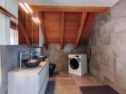 Teilsanierte 2.5 Zimmerwohnung im Dachgeschoss