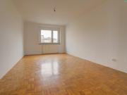 Teilsanierte 2 Zimmer Neubauwohnung mit Loggia in Toplage