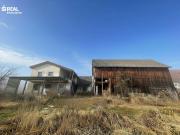 Teilsaniertes Einfamilienhaus mit großzügigem Nebengebäude