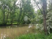 Terrain boisé de 3400 m² avec rivière proche Montrésor