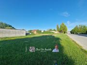 Terrain constructible d'environ 613 m2 façade 33...