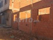 Terrain et terre où le fonds est construit