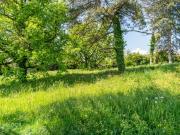 Terrain viabilisé avec vue dégagée dans un secteur...