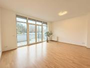 Terrassentraum mit hohen Decken und perfekter Infrastruktur!