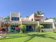 Terraza con barra bar y salida al jardín
