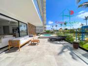 Terraza con jacuzzi privado y vista a las áreas comunes