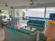 Terraza con jacuzzi y vista a la bahía en Brisas...