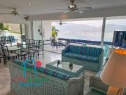 Terraza con jacuzzi y vista a la bahía en Brisas...