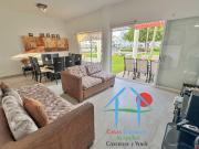 Terraza con salida al jardín y alberca del condominio