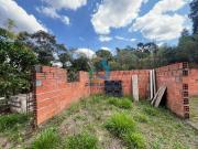 Terreno 6.600m² com 3 platôs prontos, casa semiacabada