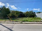 Terreno a metros de avenida y junto a OXXO en Montes de...