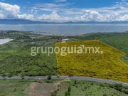 Terreno a pie de carretera con vista al lago de Chapala...