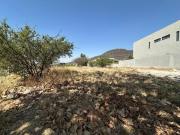 Terreno colindante con área verde en parte lateral y...