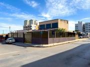 Terreno com 300m², 2 Casas e 9 Vagas de Garagem à Venda...