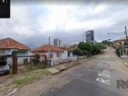 Terreno com 3 casas, no bairro Cristo Redentor, em Porto...