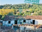 Terreno com casas velhas e vista deslumbrante em...