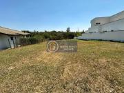 Terreno com lago e área verde ao fundo em condomínio...