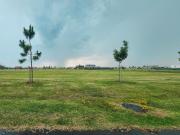 Terreno con frente Sur y fondo al reservorio, en barrio...