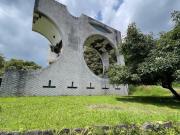 Terreno con obra de Agustín Hernández en entorno...
