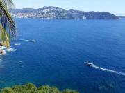TERRENO CON PLAYA Y ACANTILADOS !