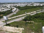 Terreno en venta en Av. Huayacan 300 mts