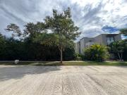 TERRENO EN VENTA EN EL YUCATÁN COUNTRY CLUB, LISTO PARA...