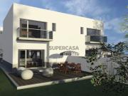 Terreno para construção de Moradia com 3 Frentes Junto...