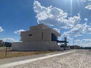 Terreno plano en venta en condominio Lago de Juriquilla...