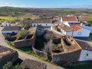 Moradia para recuperar para venda localizado no Pereiro...