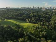 Terrenos em condomínio fechado no Campo Comprido
