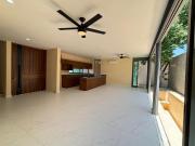 Th de 3 recámaras, family room y alberca dentro de la ciudad