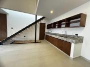 TH SIN AMUEBLAR EN RENTA EN PRIVADA