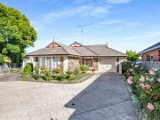 'The Birches' Turnkey luxury with cafés, culture...