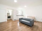 The Broadway, Southall UB1, 2 bed flat to rent, £1,898...