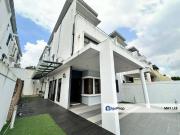 The Canal Garden South, Hills