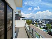 The Canal Garden South, Hills