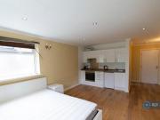 The Ridings, London, Studio Flat For