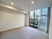 Three bedroom apartment，Extra kitchen and Laundry in...